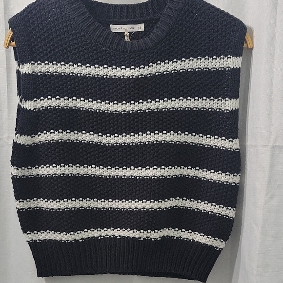 Moon & Madison Women's Striped Knit Sleeveless Crop Vest Sweater Size XS - Picture 3 of 8